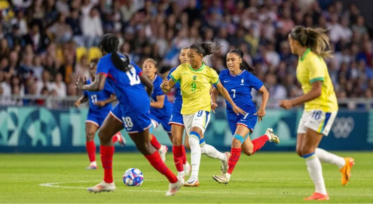 Olimpíadas: Brasil vence a França e avança à semifinal no futebol feminino