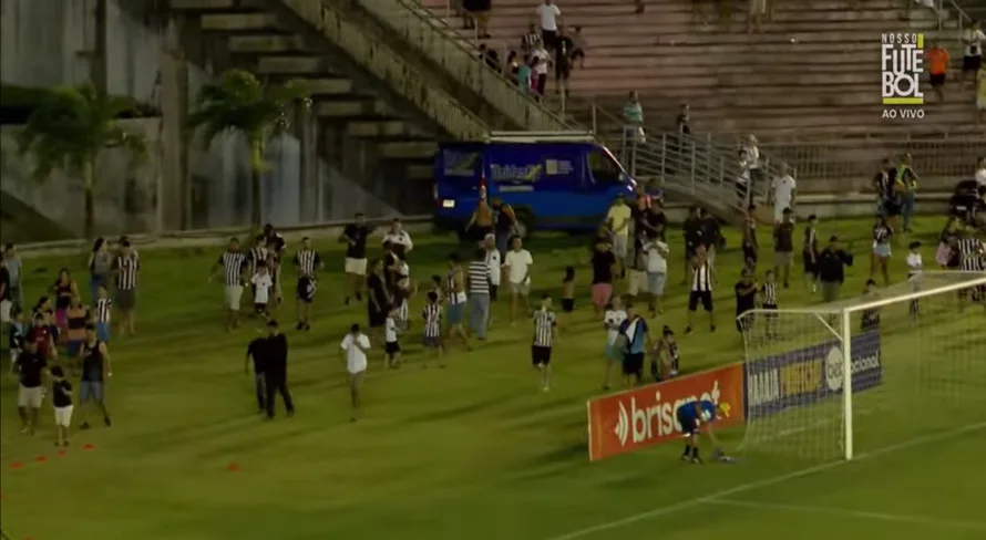 Brasileirão Série C tem jogo paralisado e invasão de campo
