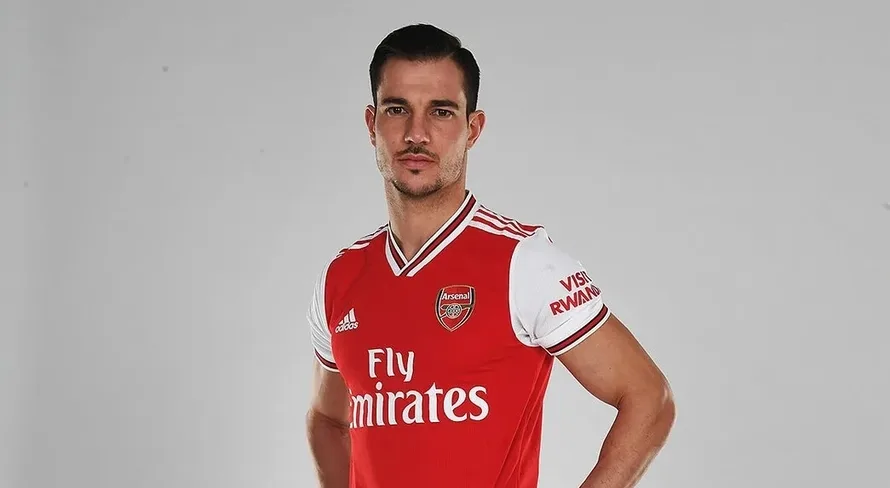 Botafogo é apontado como interessado em lateral ex-Arsenal