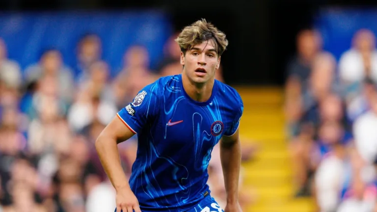 Centroavante do Chelsea perde gol sem goleiro na Conference League