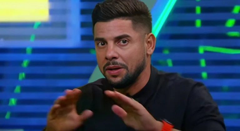 Cicinho não pipoca ao bancar três eliminações na Libertadores  