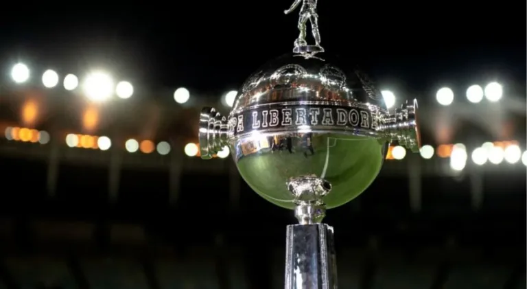 Cicinho se antecipa e aponta jogo das quartas de final na Libertadores