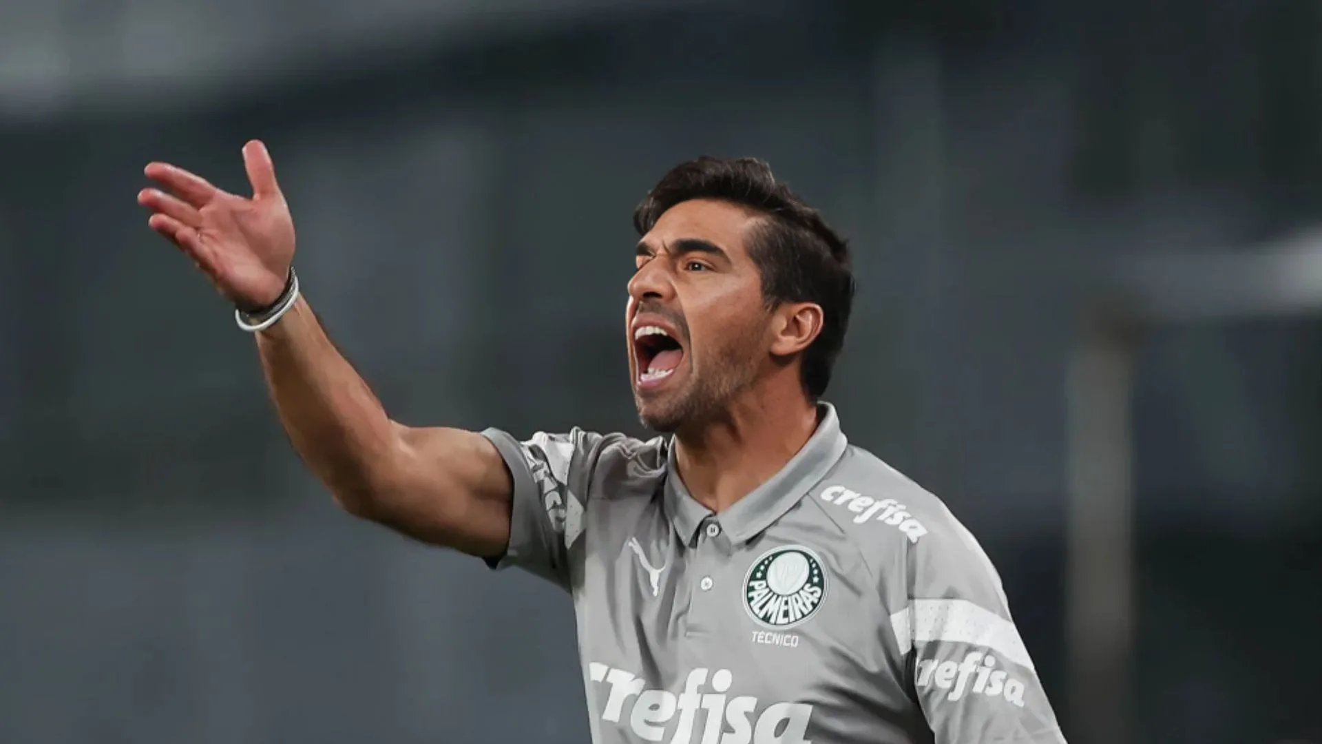 Cicinho elege técnico que pode superar Abel Ferreira, do Palmeiras