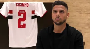 Cicinho alerta o Flamengo e aponta rival “que não vai ganhar nada”