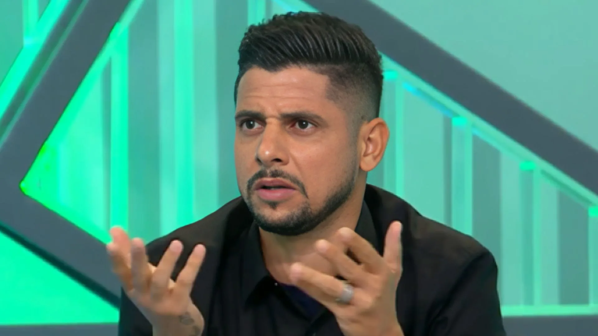 Cicinho sugere atacante para seleção brasileira: “Está voando”