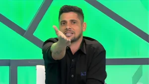 Cicinho tem previsão sobre campeão da Libertadores relembrada pelo SBT