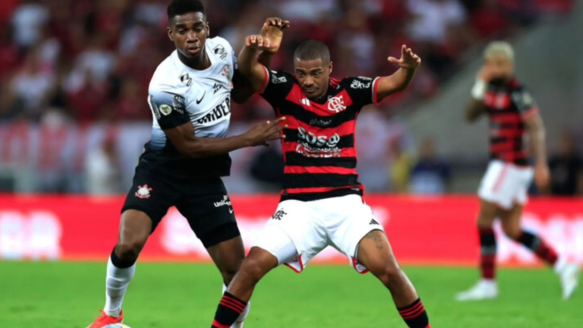 Cicinho surpreende e crava placar para Corinthians x Flamengo