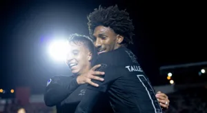 Julio Gomes alerta Corinthians após vitória na Sul-americana: “Foco em não cair”