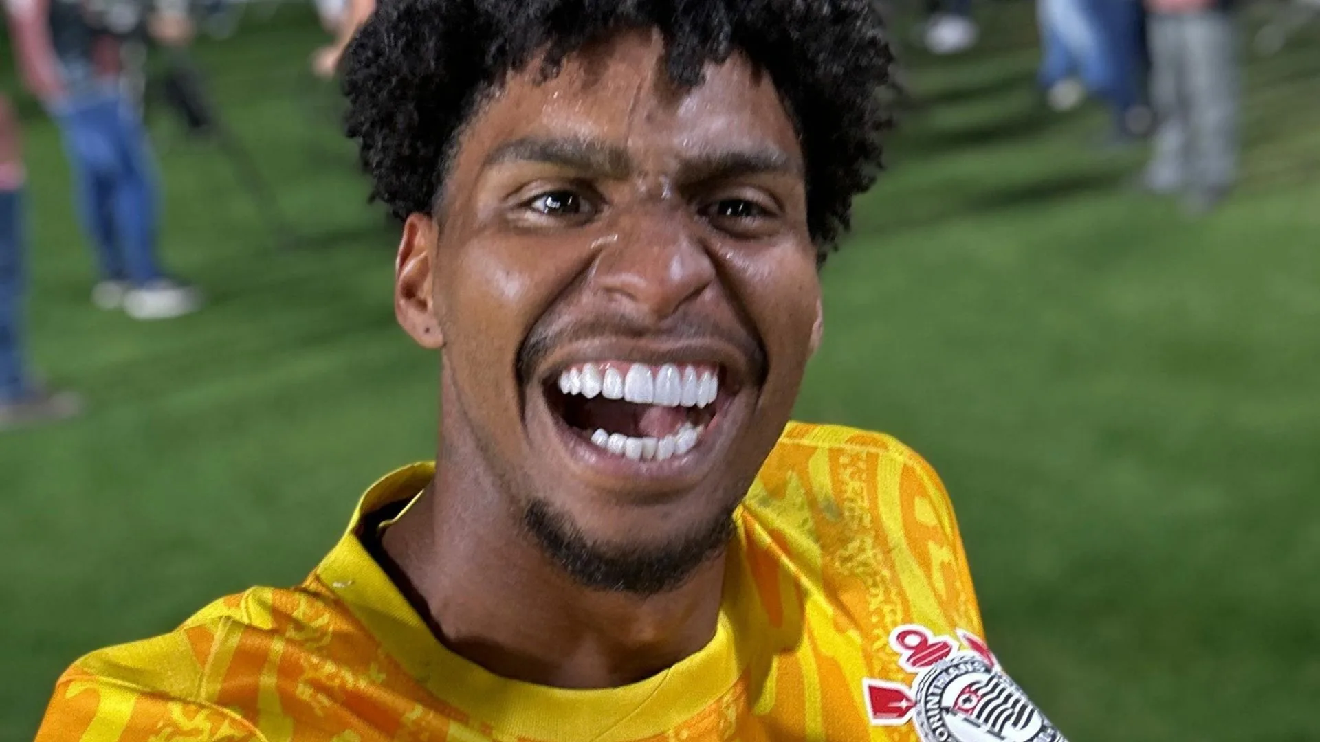 Corinthians paga multa ao Flamengo para ter Hugo Souza no jogo pelo Brasileirão