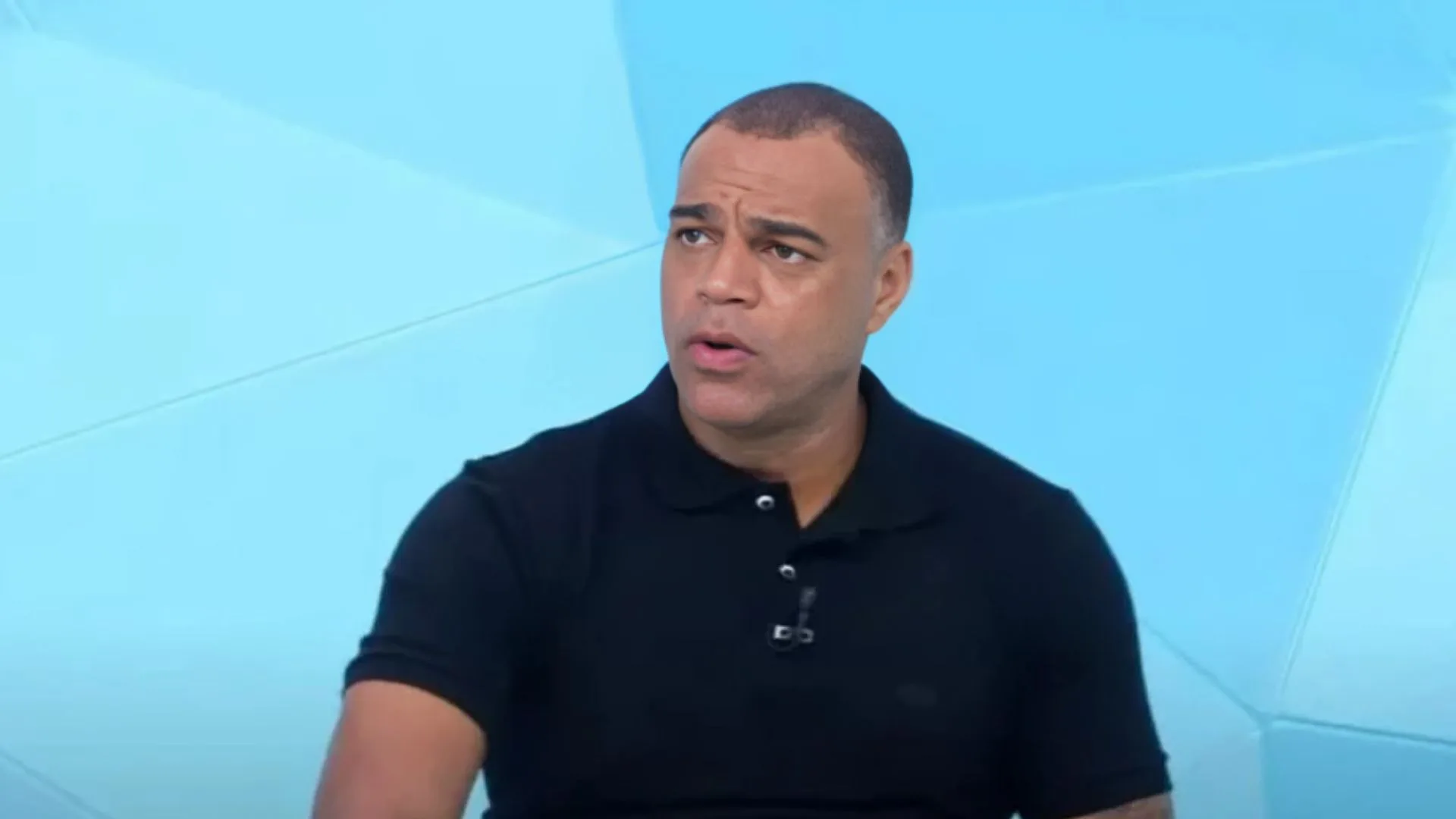 Denílson alerta time sobre rebaixamento no Brasileirão: “Abre o olho”