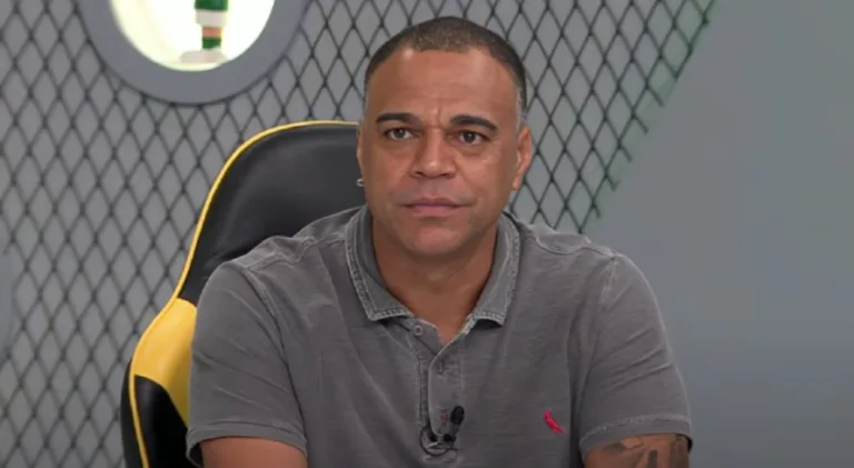 Denílson vê clube do Brasileirão com “um pé” na Série B: “Com todo respeito”