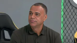Denílson vê torcida “sem paciência” no Brasileirão: “Não aguenta”