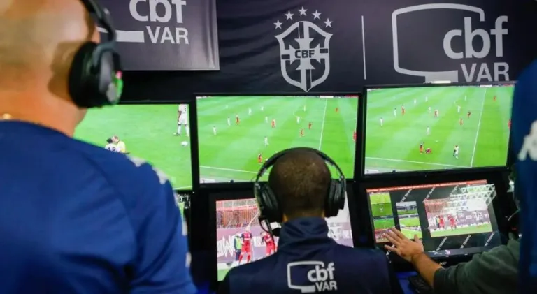 Saiba quanto o árbitro de VAR ganha no futebol brasileiro
