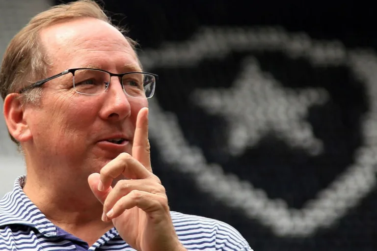 John Textor está na Inglaterra para fechar a aquisição do Everton; acordo pode sair em breve