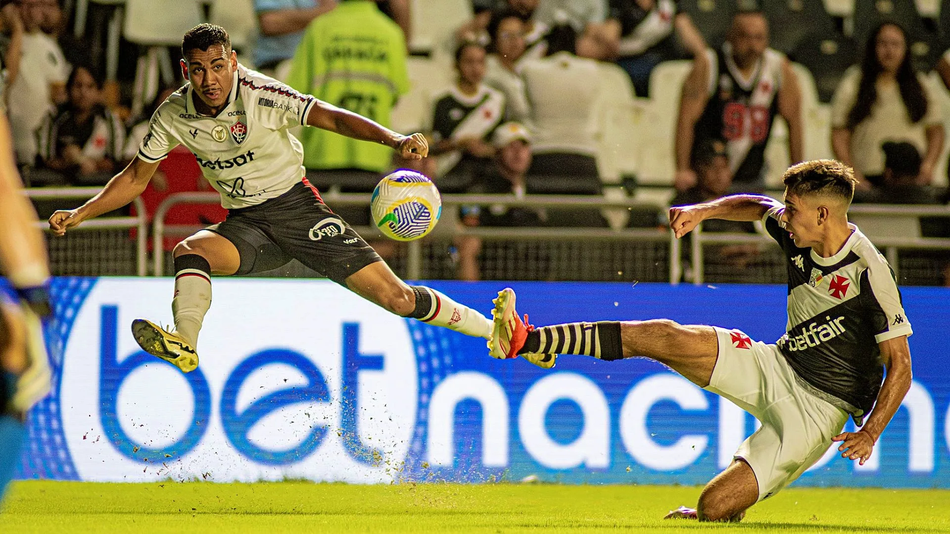 Vitória x Vasco AO VIVO: veja onde assistir ao duelo do Brasileirão