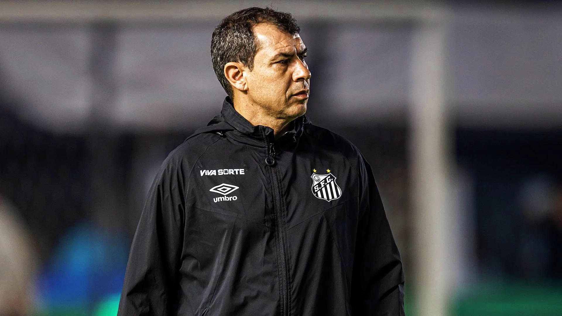 Carille garante permanência no Santos apesar de protestos de torcedores: “Não penso em pedir demissão”