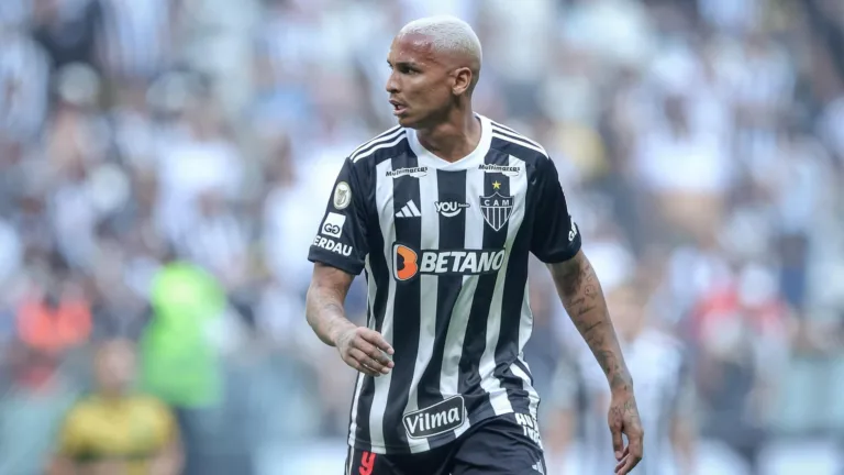 Deyverson mira primeiro gol pelo Atlético-MG contra o Fluminense hoje