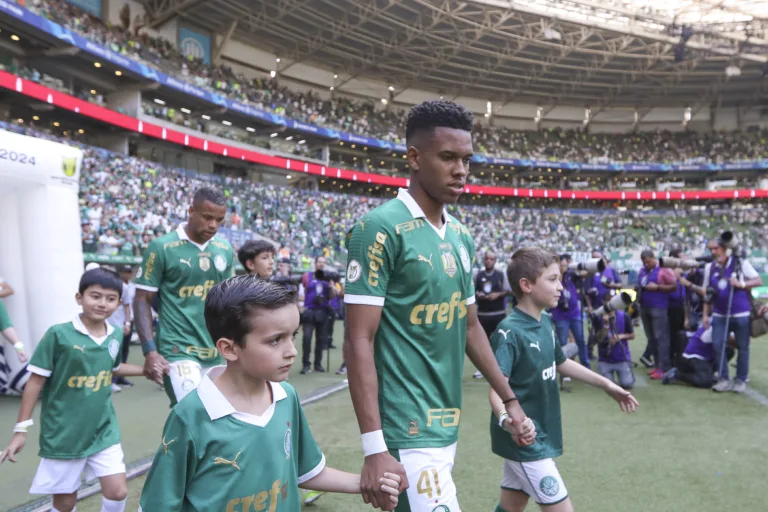Torcedores do Palmeiras se derretem com convocação de Estêvão na seleção brasileira: “Merece”