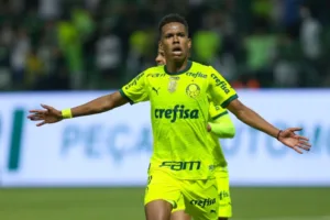 Estêvão treina no Palmeiras e deve ser novidade contra o Botafogo pela Copa Libertadores