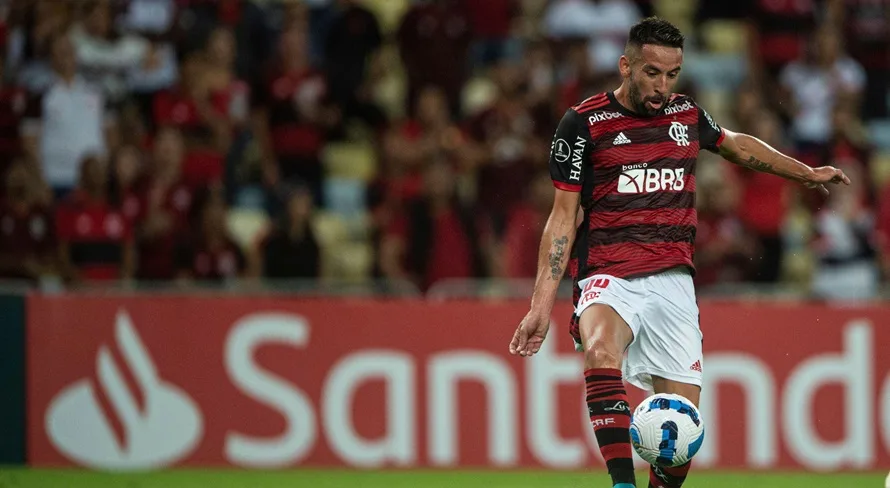 Ex-Flamengo assina com time chileno e jogará com Vidal