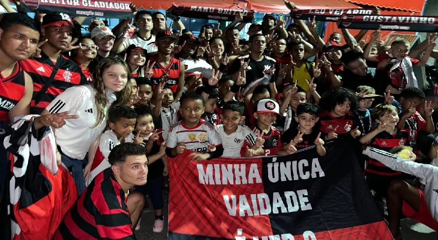 Torcida do Flamengo ‘invade’ jogo do sub-6 e viraliza; assista