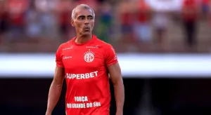 Fluminense derrotou o Corinthians pelo Brasileirão de 2002 com gol de Romário