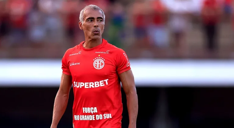 Fluminense derrotou o Corinthians pelo Brasileirão de 2002 com gol de Romário