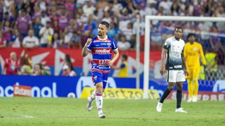 Fortaleza bate o Corinthians e assume a liderança do Brasileirão