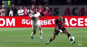 Villani não perdoa lance bizarro de Gabigol: “Apanhou da bola”