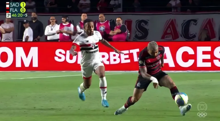 Villani não perdoa lance bizarro de Gabigol: “Apanhou da bola”