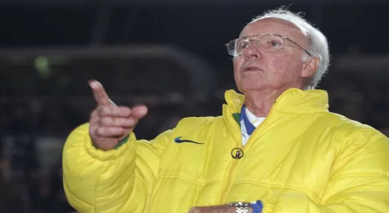 Panini lança álbum do Brasileirão com homenagem a Zagallo