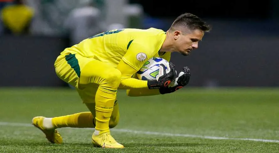 Com dois gols do goleiro Tadeu, Goiás vence o Ceará no Brasileirão Série B