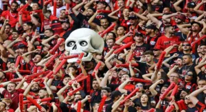 Mais ofensivo, Athletico-PR vira contra o Belgrano; assista