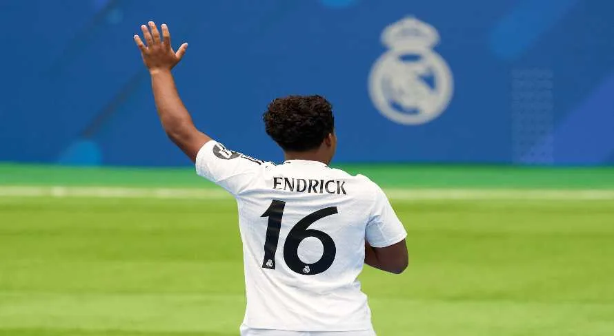 Endrick se aproxima do gol em estreia pelo Real Madrid