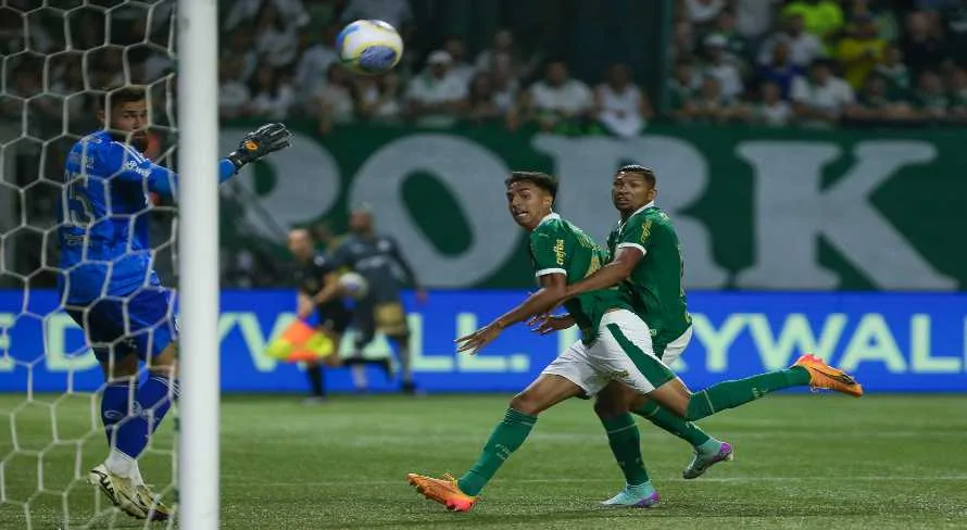 Palmeiras abre o placar contra o Flamengo em duelo decisivo; assista