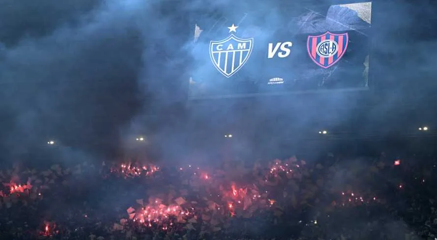 Torcedores do Atlético-MG protestam contra o racismo na Libertadores