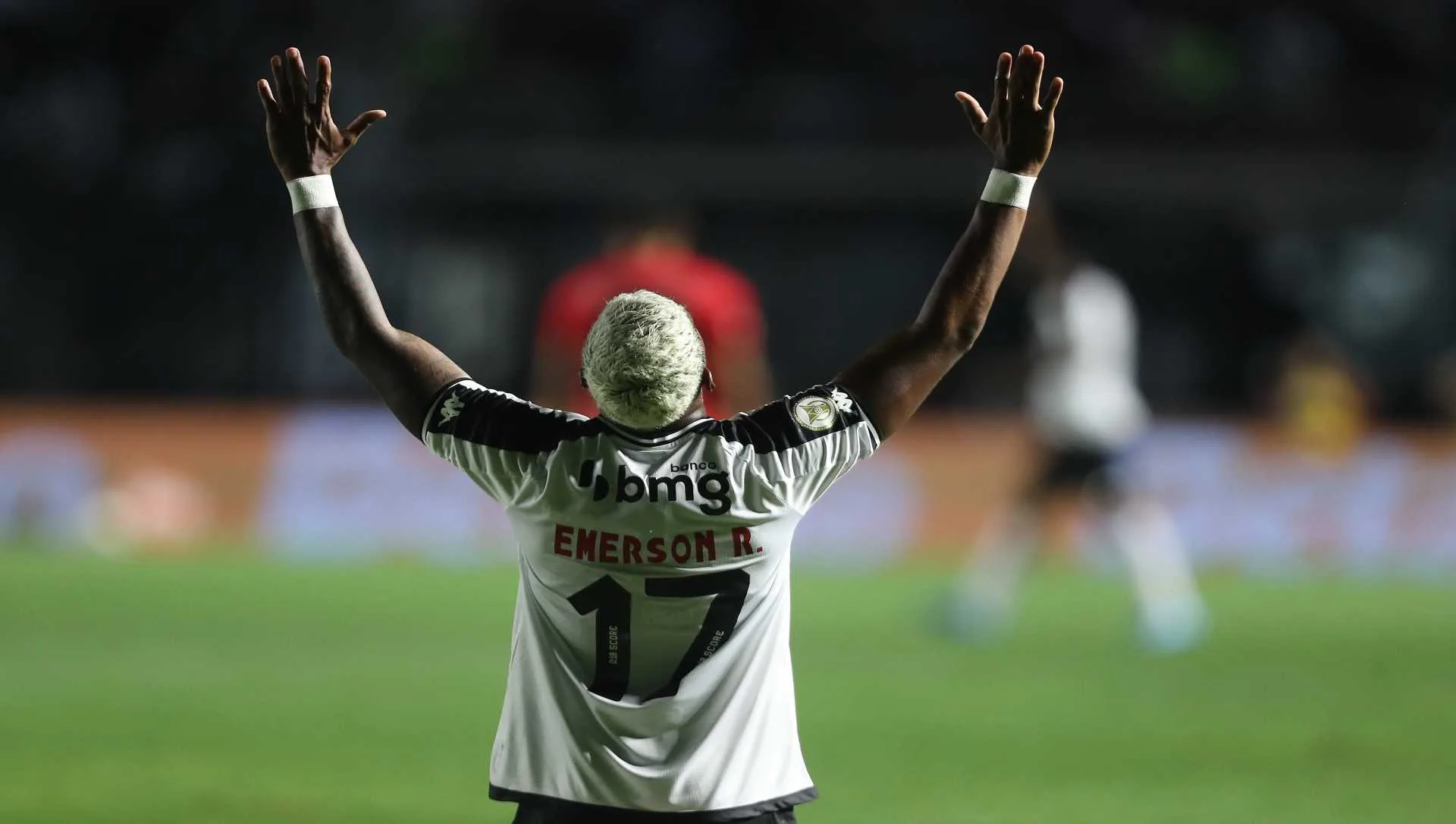 Vasco vence o Athletico-PR e se aproxima do G-6 do Brasileirão