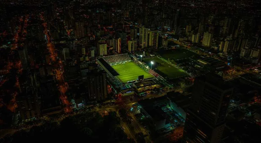 Goiás x SPFC: jogadores se envolvem em confusão em duelo decisivo