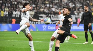 Carballo e Garro disputam bola em Grêmio e Corinthians (Foto Arena LTDA/Alamy Live News)