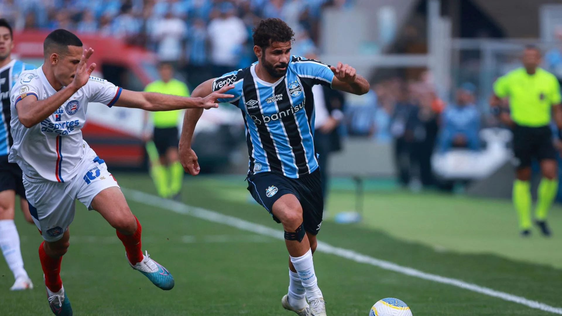 Diego Costa, do Grêmio, retorna aos treinos após lesão e pode ser opção no Brasileirão