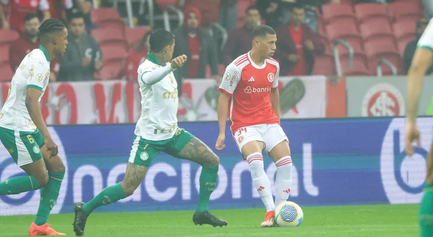 Corneta de torcedores do Palmeiras sobre o Internacional viraliza; veja