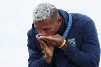 Isaquias Queiroz com medalha das Olimpíadas 2024