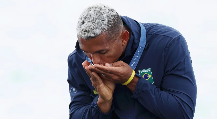 Isaquias Queiroz conquista medalha de prata na canoa individual das Olimpíadas