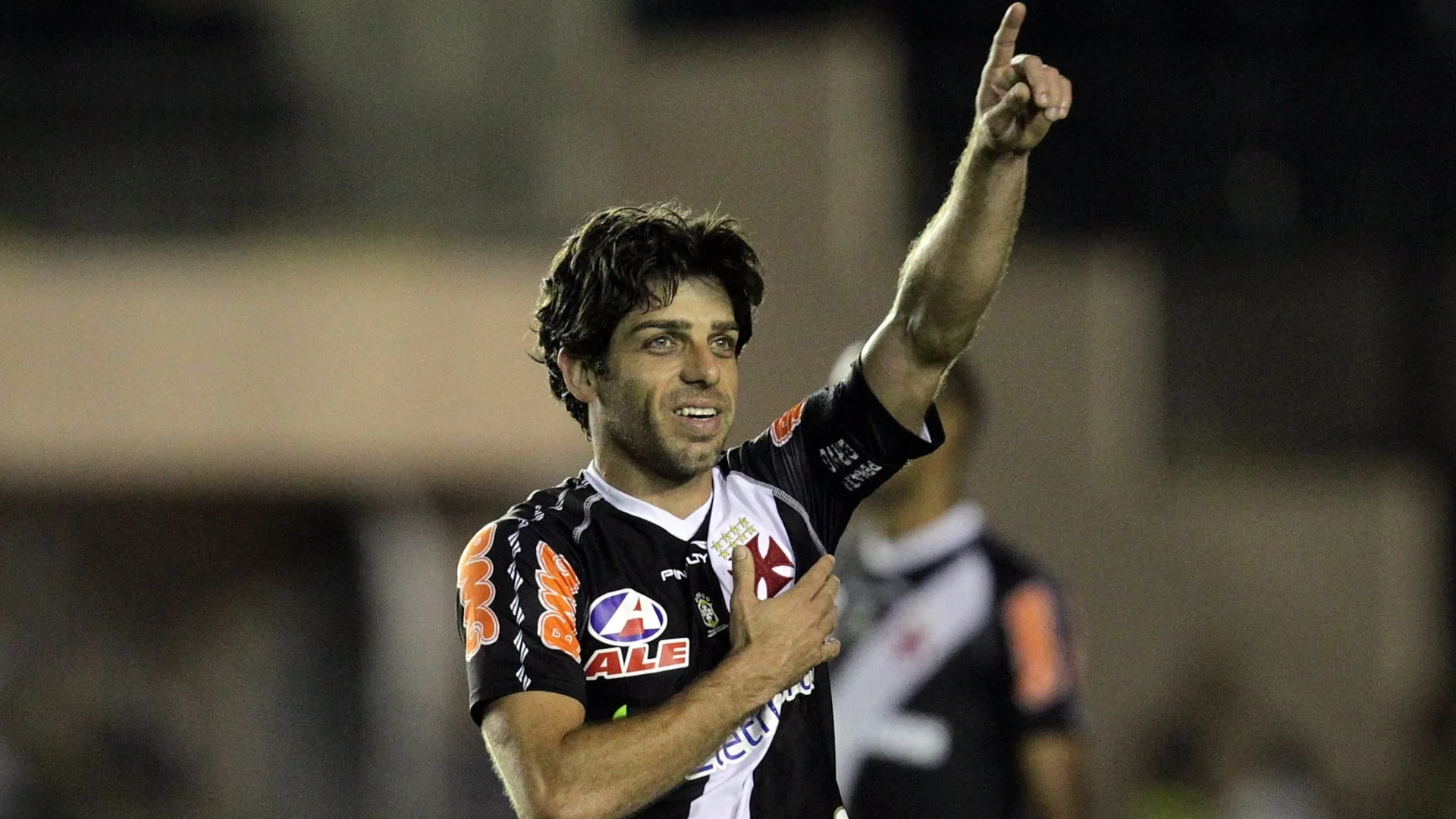 Juninho Pernambucano cita jogador que mudou estilo de cobranças de falta