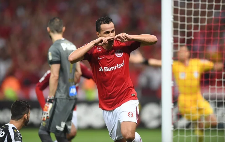 Leandro Damião ‘ignora’ Edenílson ao eleger os melhores com quem jogou no Internacional