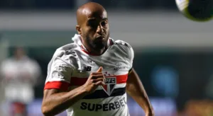 Lucas Moura revela torcida complicada de jogar contra no Brasil