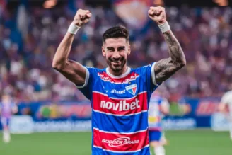 Lucero com a camisa do Fortaleza