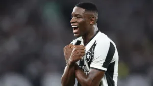Luiz Henrique, do Botafogo, aponta técnico com postura extraordinária no Brasil