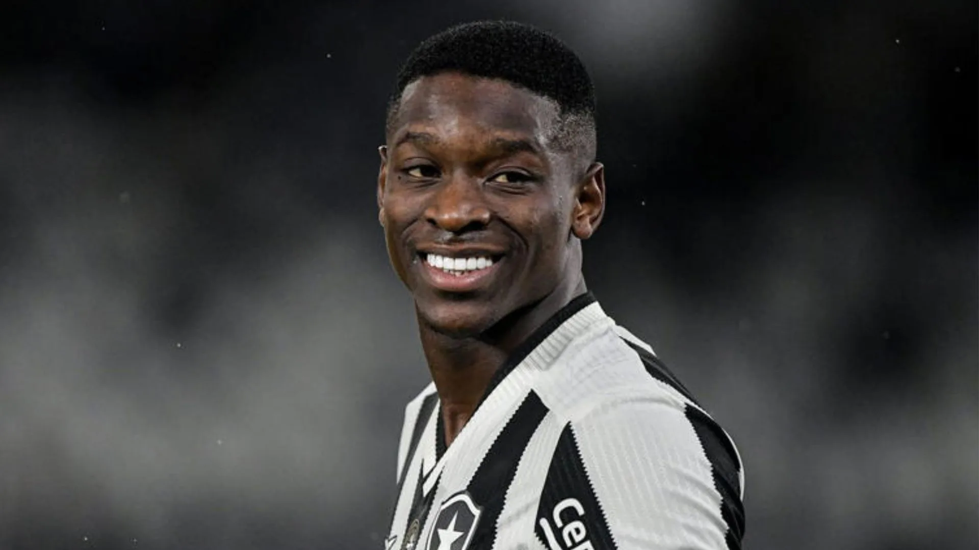 Luiz Henrique, do Botafogo, banca zagueiro diferenciado do Brasil