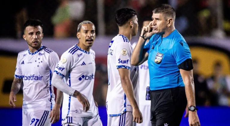 Vitória x Cruzeiro teve dois grandes erros de arbitragem, aponta Renata Ruel